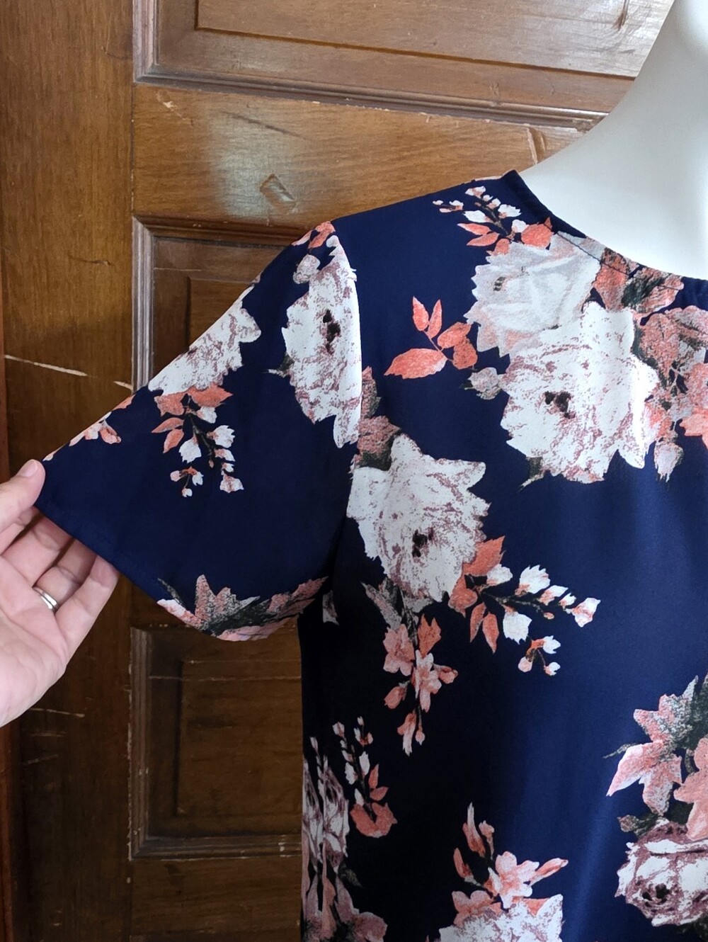 Chelsea & Theodore Navy Floral Short Sleeve Blouse Size S - Picture 5 of 9